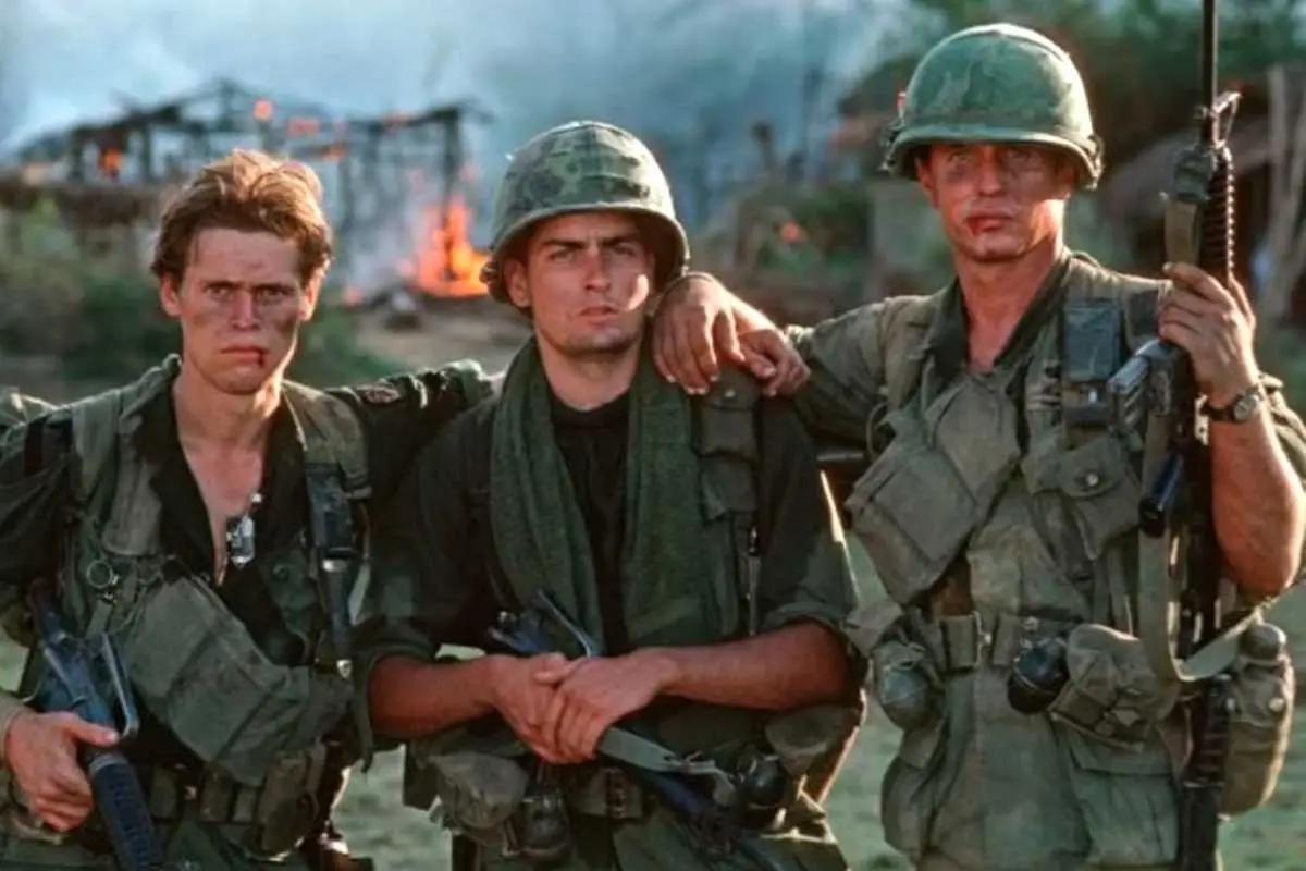 Willian Default, Charlie Sheen e Tom Beringer em Platoon de 1986. (Imagem: Divulgação)