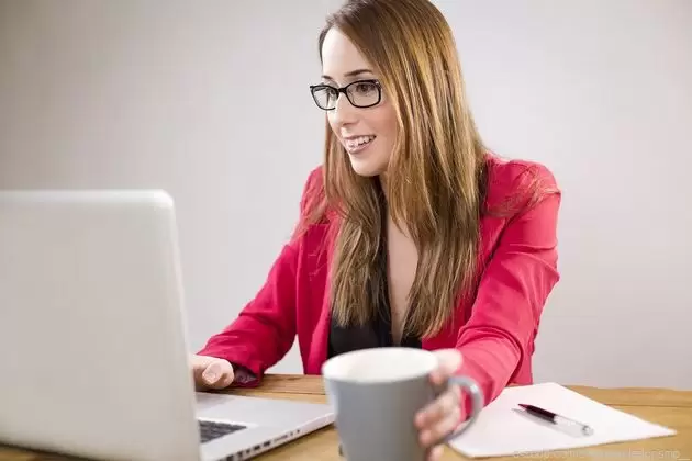 Mulher jovem loira trabalhando no notebook sobre blog estrategia 