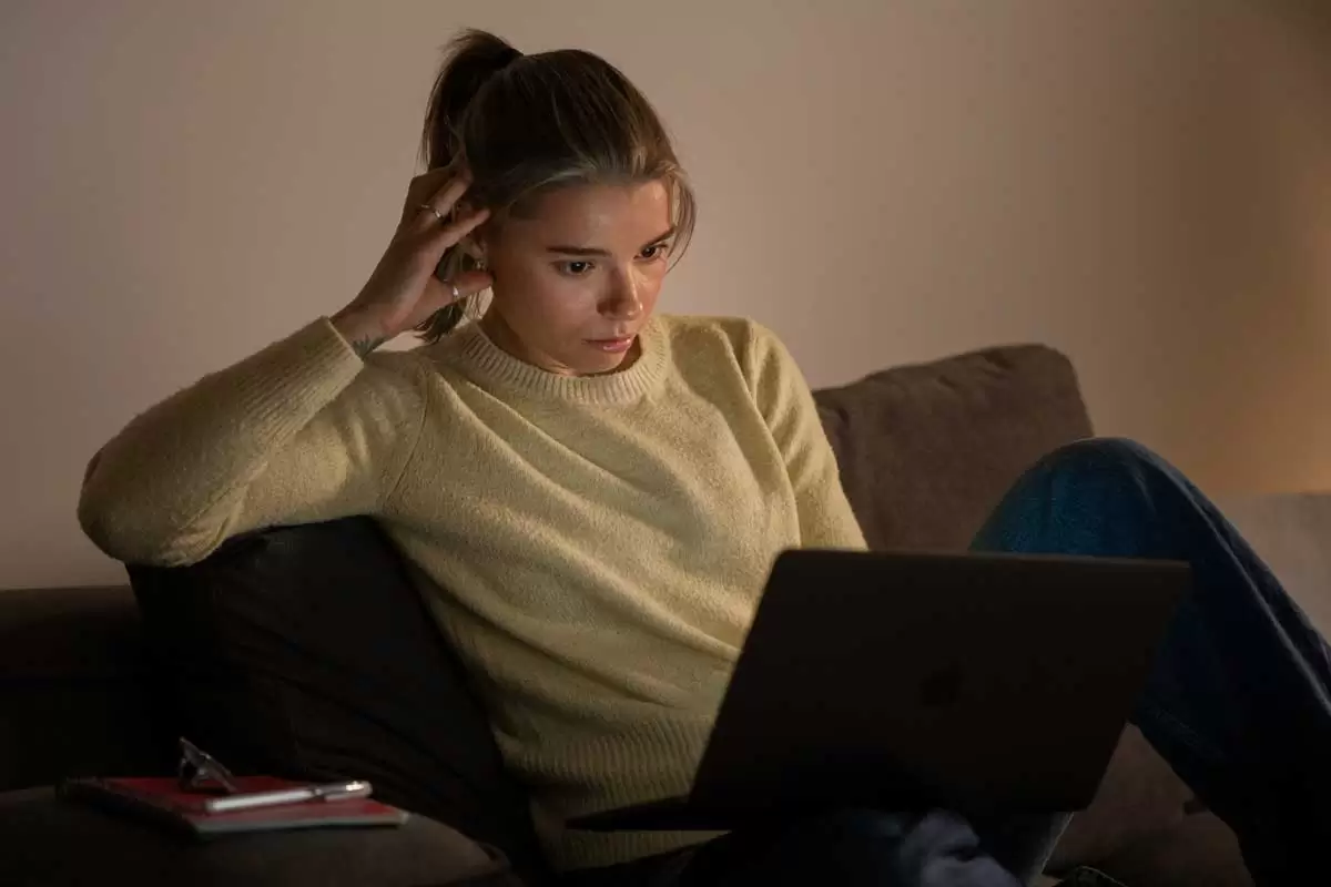 Uma mulher tentando usar um buscador de internet ilustra nosso artigo sobre a relevância dos buscadores em tempos de IA. Créditos da imagem: freepik.com Uma mulher tentando usar um buscador de internet ilustra nosso artigo sobre a relevância dos buscadores em tempos de IA. Créditos da imagem: freepik.com