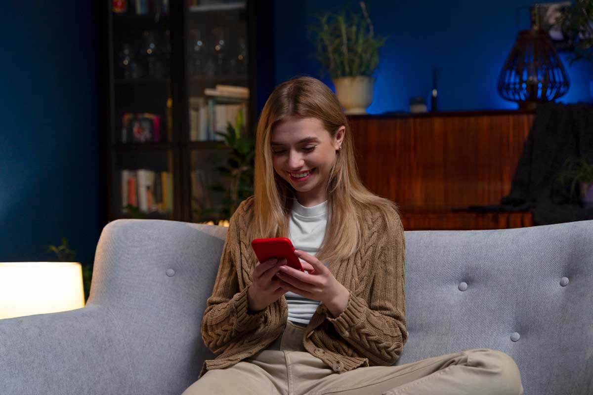 Uma mulher usando app para alinhar antena da TV Digital. Créditos da imagem: Freepik.com