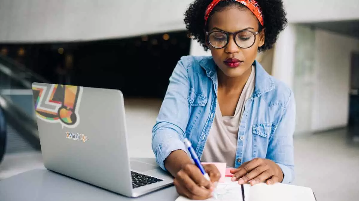 Mulher fazendo a contabilidade ilustra nosso artigo sobre: Quais são os pontos positivos da contabilidade online?