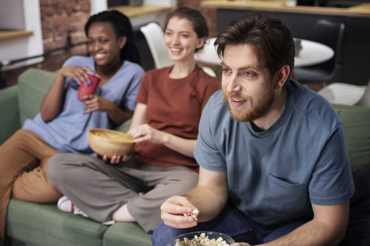 Três pessoas assistindo filmes em streaming ilustram nosso artigo sobre plataformas de streaming. Créditos da imagem: freepik.com