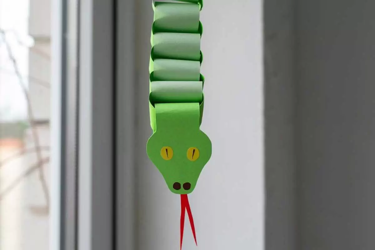 Uma cobra de papel ilustra nosso artigo sobre: Sonhar com Cobra. Crédito da imagem: Freepik.com