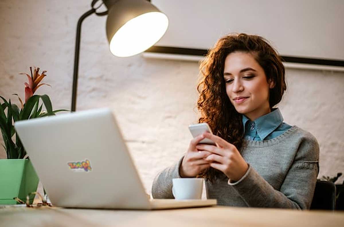 Uma mulher vai apagar os registros digitais do Google