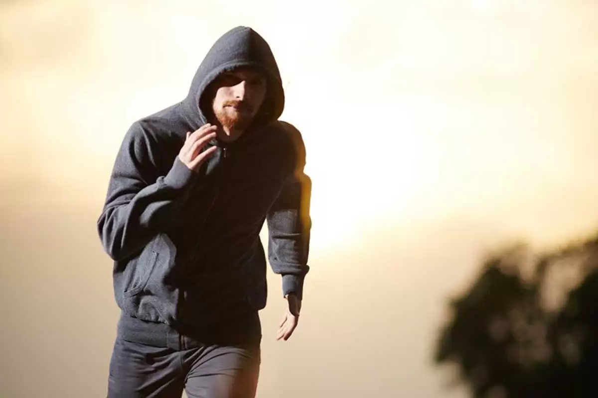 Uma pessoa perseguindo alguém ilustra nosso artigo sobre: Sonhar que está sendo perseguido. Crédito da imagem: Freepik.com