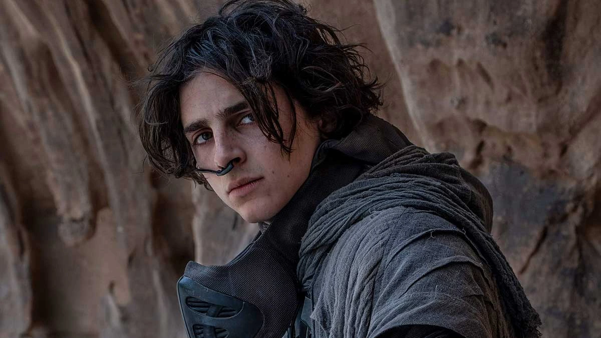 Timothee Chalamet caracterizado como Paul Atreids em cena de Duna 2021.